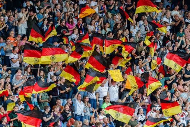 Jubel, celebration bei Deutschland (GER) über das 1:0 durch Klara Bühl (GER, 19); Fans, Publikum, Zuschauer, Stimmung, 26.09.2023, Bochum (Deutschland), Fussball, UEFA Women s Nations League, Deutschland - Island, DFB DFL REGULATIONS PROHIBIT ANY USE OF PHOTOGRAPHS AS IMAGE SEQUENCES AND OR QUASI-VIDEO.