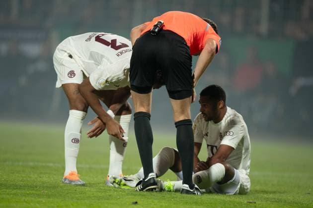 Sport Themen der Woche KW39 Serge GNABRY (M) verletzt am Boden, Schiedsrichter Matthias JOELLENBECK, Jöllenbeck, und Eric Maxim CHOUPO-MOTING (M) kuemmern sich um ihn, Fussball, DFB Pokal, 1.Hauptrunde, SC Preussen Muenster (MS) - FC Bayern Muenchen (M) 0:4 am 26.09.2023 im Preussenstadion Muenster Deutschland. Â *** Serge GNABRY M injured on the ground, referee Matthias JOELLENBECK, Jöllenbeck, and Eric Maxim CHOUPO MOTING M take care of him, soccer, DFB Pokal, 1 main round, SC Preussen Muenster MS FC Bayern Muenchen M 0 4 on 26 09 2023 at Preussenstadion Muenster Germany Â