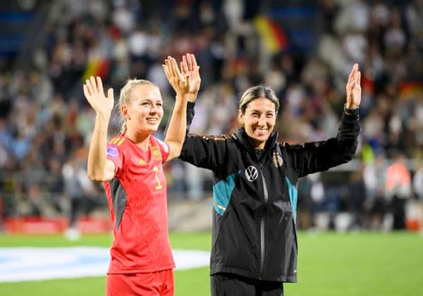 Die Spielerinnen auf der Ehrenrunde v.l. Torwart Torhueterin Merle FROHMS (GER), Sara DOORSOUN (GER) Fussball, UEFA Women s Nations League Div. A, Gruppe 3, 2.Spieltag, Deutschland (GER) - Island (ISL) 4:0, am 26.09.2023 in Bochum Deutschland. Â