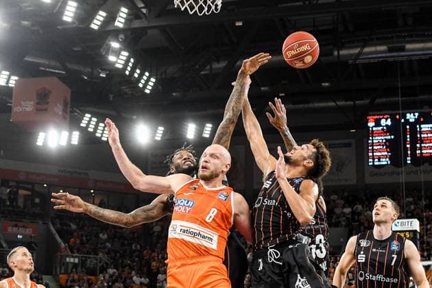 Sport Themen der Woche KW39 Sport Bilder des Tages GER, BBL, ratiopharm Ulm vs NINERS Chemnitz 27.09.2023, ratiopharm arena, Neu-Ulm, GER, BBL, ratiopharm Ulm vs NINERS Chemnitz, im Bild Jeff Garrett (Chemnitz, 2), Robin Christen (Ulm, 8), Brendan Bailey (Chemnitz, 11) *** GER, BBL, ratiopharm Ulm vs NINERS Chemnitz 27 09 2023, ratiopharm arena, Neu Ulm, GER, BBL, ratiopharm Ulm vs NINERS Chemnitz, pictured Jeff Garrett Chemnitz, 2 , Robin Christen Ulm, 8 , Brendan Bailey Chemnitz, 11 nordphotoxGmbHx xHafner nph00200