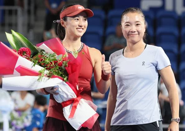 September 28, 2023, Tokyo, Japan - Misaki Doi of Japan (L) poses for photo with former tennis player Kurumi Nara (R) as she receives a flower bouquet from Nara after her game at the second round match of the Toray pan Pacific Open tennis tournament at the Ariake Colosseum in Tokyo on Thursday, September 28, 2023. Doi was defeated by Maria Sakkari of Greece 3-6, 1-6 and withdrew from her professional carrier. (photo by Yoshio Tsunoda AFLO) Noxthirdxpartyxsales  (0306207940st)