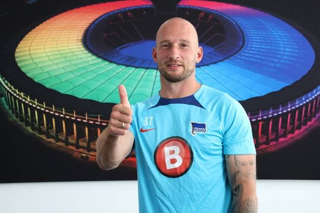 Sport Bilder des Tages DEU, Hertha BSC-PK, 28.09.2023, Hertha BSC Geschaeftsstelle, Berlin, DEU, Hertha BSC-PK, im Bild Toni Leistner (Hertha BSC Berlin 37) Foto: Juergen Engler nordphoto GmbH *** DEU, Hertha BSC PK, 28 09 2023, Hertha BSC office, Berlin, DEU, Hertha BSC PK, in picture Toni Leistner Hertha BSC Berlin 37 Foto Juergen Engler nordphoto GmbH nordphotoxGmbHx xEngler nph00076
