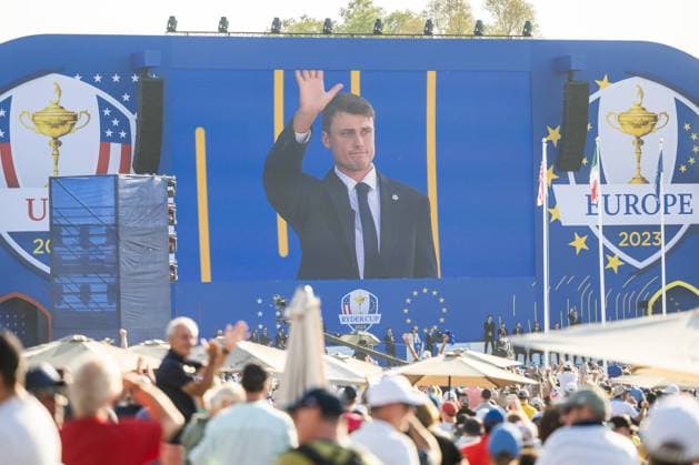 230928 Ludvig Aberg of Team Europe is seen on a screen waving as he is selected to play match two at the opening ceremony during day -1 of the Ryder Cup on September 28, 2023 in Rome. Photo: Mathias Bergeld BILDBYRAN kod MB MB0734 golf ryder cup träning practice training day -1 bbeng Copyright: MATHIASxBERGELD BB230928MB074