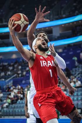 Sport Themen der Woche KW39 Sport Bilder des Tages (230928) -- HANGZHOU, Sept. 28, 2023 -- Mohammad Shahrian Nasl (front) of Iran competes during Men s Preliminary Round Group A match of Basketball between Iran and Saudi Arabia at the 19th Asian Games in Hangzhou, east China s Zhejiang Province, Sept. 28, 2023. ) (SP)CHINA-HANGZHOU-ASIAN GAMES-BASKETBALL(CN) PanxYulong 