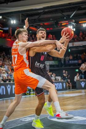 Sport Themen der Woche KW39 Sport Bilder des Tages 1. Basketball Bundesliga, easyCredit BBL, Saison 2023 2024, Herren, Hauptrunde, 1. Spieltag, 28.09.2023, RASTA Vechta - Bamberg Baskets Filip Stanic ( 65 - Bamberg Baskets) und Johann Grünloh ( 17 - RASTA Vechta) Vechta RASTA Dome Niedersachsen Deutschland *** 1 Basketball Bundesliga, easyCredit BBL, season 2023 2024, men, main round, 1 matchday, 28 09 2023, RASTA Vechta Bamberg Baskets Filip Stanic 65 Bamberg Baskets and Johann Grünloh 17 RASTA Vechta Vechta RASTA Dome Lower Saxony Germany