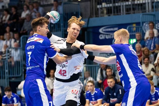 Sport Themen der Woche KW39 Sport Bilder des Tages LIQUI MOLY Handball Bundesliga: VfL Gummersbach - HC Erlangen; 28.09.2023 Zweikampf Simon Jeppsson (HC Erlangen, 42), Julian Koester (VfL Gummersbach, 7), Tilen Kodrin (VfL Gummersbach, 5) LIQUI MOLY Handball Bundesliga: VfL Gummersbach - HC Erlangen; Schwalbe Arena, Gummersbach, 28.09.2023 *** LIQUI MOLY Handball Bundesliga VfL Gummersbach HC Erlangen 28 09 2023 duel Simon Jeppsson HC Erlangen, 42 , Julian Koester VfL Gummersbach, 7 , Tilen Kodrin VfL Gummersbach, 5 LIQUI MOLY Handball Bundesliga VfL Gummersbach HC Erlangen Schwalbe Arena, Gummersbach, 28 09 2023 Copyright: xBEAUTIFULxSPORTS Buriakovx