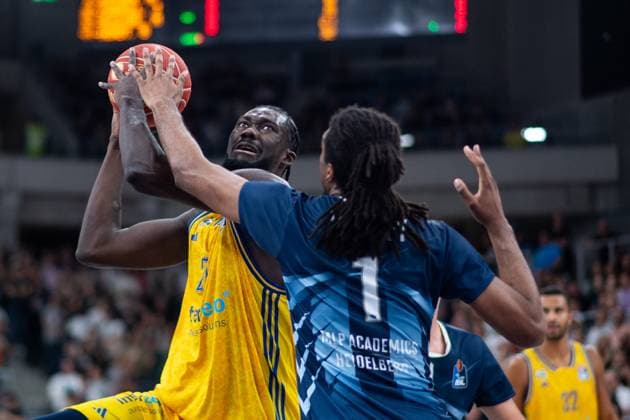 Sport Themen der Woche KW39 Sport Bilder des Tages Christ Koumadje (Alba Berlin, 21) im Zweikampf mit Isaiah Whaley (MLP Academics Heidelberg, 01), GER, MLP Academics Heidelberg vs Alba Berlin, easycredit Basketball Bundesliga, 1. Spieltag, Saison 2023 2024, 28.09.2023 GER, MLP Academics Heidelberg vs Alba Berlin, easycredit Basketball Bundesliga, 1. Spieltag, Saison 2023 2024, 28.09.2023 Heidelberg *** Christ Koumadje Alba Berlin, 21 in duel with Isaiah Whaley MLP Academics Heidelberg, 01 , GER, MLP Academics Heidelberg vs Alba Berlin, easycredit Basketball Bundesliga, 1 matchday, season 2023 2024, 28 09 2023 GER, MLP Academics Heidelberg vs Alba Berlin, easycredit Basketball Bundesliga, 1 matchday, season 2023 2024, 28 09 2023 Heidelberg Copyright: xEibner-Pressefoto Memmlerx EP_MMR
