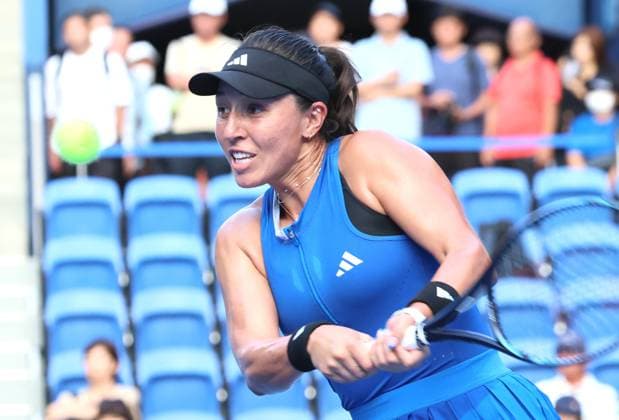 September 29, 2023, Tokyo, Japan - Jessica Pegula of the United States returns the ball against Daria Kasatkina of Russia during the quarter final match of the Toray pan Pacific Open tennis tournament at the Ariake Colosseum in Tokyo on Friday, September 29, 2023. (photo by Yoshio Tsunoda AFLO) Noxthirdxpartyxsales  (0306318877st)