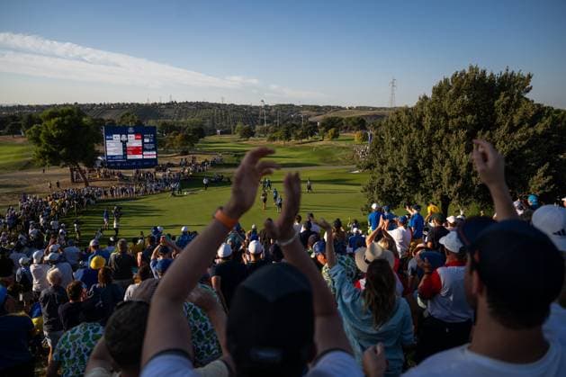 230929 Spectators applaud as Rory McIlroy and Matt Fitzpatrick of Team Europe win against Collin Morikawa and Xander Schauffele in a fourball match during day one of the Ryder Cup on September 29, 2023 in Rome. Photo: Mathias Bergeld BILDBYRAN kod MB MB0736 golf ryder cup day 1 bbeng fourball fyrboll Copyright: MATHIASxBERGELD BB230929MB137