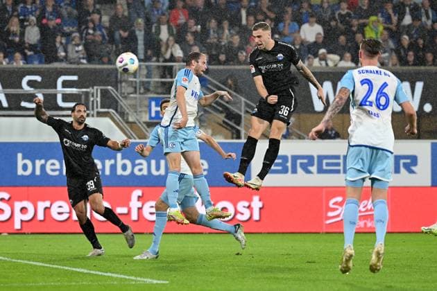 Sport Themen der Woche KW39 Sport Bilder des Tages Paderborn, Home Deluxe Arena, 29.09.23, GER, Herren, 2.Bundesliga, Saison 2023-2024, SC Paderborn 07 - FC Schalke 04 Bild: Felix PLATTE (Paderborn) macht das Tor zum 1:0 Only for editorial use! DFL regulations prohibit any use of photographs as image sequences and or quasi-video. NRW Deutschland *** Paderborn, Home Deluxe Arena, 29 09 23, GER, Men, 2 Bundesliga, Season 2023 2024, SC Paderborn 07 FC Schalke 04 Bild Felix PLATTE Paderborn macht das Tor zum 1 0 Only for editorial use DFL regulations prohibit any use of photographs as image sequences and or quasi video NRW Germany