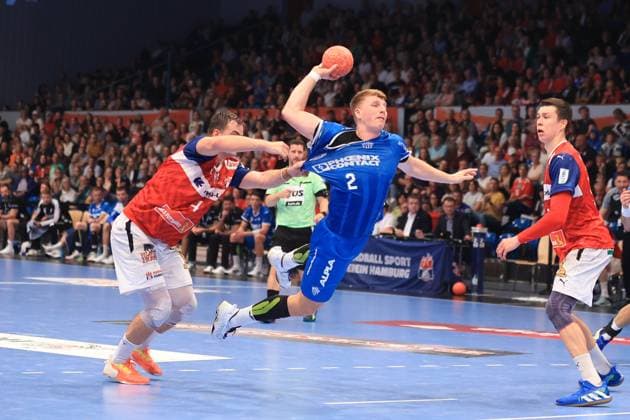 Sport Themen der Woche KW39 Sport Bilder des Tages Handball I Herren I Saison 2023 24 I HBL I 7. Spieltag I HSV Hamburg - TVB Lemgo-Lippe I 29.09.2023 Andreas Magaard (4, HSV Hamburg) Lukas Hutecek (2, TBV Lemgo-Lippe) Hamburg Alsterdorfer Sporthalle Hamburg Deutschland *** Handball I Men I Season 2023 24 I HBL I 7 Matchday I HSV Hamburg TVB Lemgo Lippe I 29 09 2023 Andreas Magaard 4, HSV Hamburg Lukas Hutecek 2, TBV Lemgo Lippe Hamburg Alsterdorfer Sporthalle Hamburg Germany Copyright: xLobeca RHx