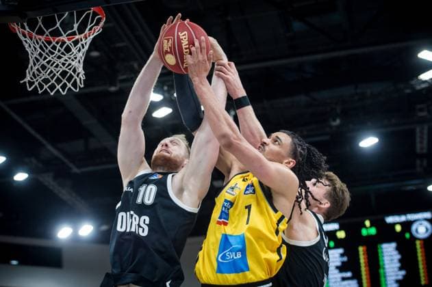 Sport Themen der Woche KW39 Sport Bilder des Tages Aleksander Dziewa (Veolia Towers Hamburg, 10) vs. Jonathan Baehre (MHP Riesen Ludwigsburg, 01), dahinter Lukas Meisner (Veolia Towers Hamburg, 07) MHP Riesen Ludwigsburg - Veolia Towers Hamburg, Basketball, 1. Basketball Bundesliga, BBL, Saison 2023 24, 1. Spieltag, 29.09.2023, Ludwigsburg (MHPArena), DEU MHP Riesen Ludwigsburg - Veolia Towers Hamburg, 29.09.2023, Ludwigsburg (MHPArena), DEU Ludwigsburg *** Aleksander Dziewa Veolia Towers Hamburg, 10 vs Jonathan Baehre MHP Riesen Ludwigsburg, 01 , behind Lukas Meisner Veolia Towers Hamburg, 07 MHP Riesen Ludwigsburg Veolia Towers Hamburg, Sports, Basketball, 1 Basketball Bundesliga, BBL, Season 2023 24, 1 Matchday, 29 09 2023, Ludwigsburg MHPArena , DEU MHP Riesen Ludwigsburg Veolia Towers Hamburg, 29 09 2023, Ludwigsburg MHPArena , DEU Ludwigsburg Copyright: xSandyxDinkelackerx EP_SDR
