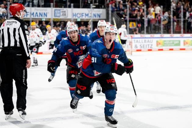 Sport Themen der Woche KW39 Sport Bilder des Tages 29.09.2023 - Eishockey - Saison 2023 2024 - Penny DEL - Nürnberg Ice Tigers Icetigers - Fischtown Pinguins Bremerhaven - ThHa - xthxhax - Tor, Jubel, Torjubel Elis Hede (91, Nürnberg Ice Tigers, Nuernberg Ice Tigers ) und Teamkollegen *** 29 09 2023 ice hockey season 2023 2024 penny DEL Nürnberg Ice Tigers Icetigers Fischtown Pinguins Bremerhaven ThHa xthxhax goal, cheer, goal Elis Hede 91, Nürnberg Ice Tigers, Nuernberg Ice Tigers and teammates.