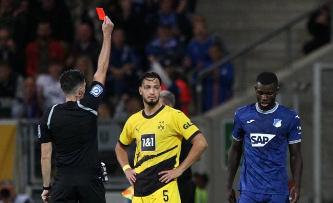 Sport Themen der Woche KW39 Sport Bilder des Tages Ramy Bensebaini (5, Borussia Dortmund) muss nach roter Karte vom Platz 29.09.2023, Fußball, 1. Bundesliga, TSG 1899 Hoffenheim - Borussia Dortmund, 6. Spieltag, Saison 2023 24, PreZero Arena, Sinsheim, Deutschland, zmdz, ** DFB & DFL regulations prohibit any use of photographs as image sequences and or quasi-video. ** TSG 1899 Hoffenheim - Borussia Dortmund *** Ramy Bensebaini 5, Borussia Dortmund must leave the pitch after red card 29 09 2023, Football, 1 Bundesliga, TSG 1899 Hoffenheim Borussia Dortmund, Matchday 6, Season 2023 24, PreZero Arena, Sinsheim, Germany, zmdz, DFB DFL regulations prohibit any use of photographs as image sequences and or quasi video TSG 1899 Hoffenheim Borussia Dortmund