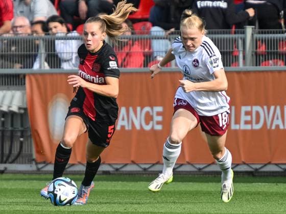 Janou Levels (Bayer 04 Leverkusen, 05) zieht Franziska Mai (1. FC Nuernberg, 18) im Laufduell davon. Bayer 04 Leverkusen vs. 1. FC Nuernberg, Fussball, Google Pixel Frauen-Bundesliga, 02. Spieltag, Saison 2023 2024, 30.09.2023 DFL REGULATIONS PROHIBIT ANY USE OF PHOTOGRAPHS AS IMAGE SEQUENCES AND OR QUASI-VIDEO Bayer 04 Leverkusen vs. 1. FC Nuernberg, Fussball, Google Pixel Frauen-Bundesliga, 02. Spieltag, Saison 2023 2024, 30.09.2023 Leverkusen Copyright: xEibner-Pressefoto ThomasxHaeslerx EP_THR
