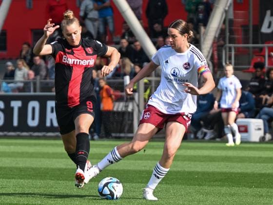Nikola Karczewska (Bayer 04 Leverkusen, 09) setzt Lara Schmidt (1. FC Nuernberg, 27) unter Druck. Bayer 04 Leverkusen vs. 1. FC Nuernberg, Fussball, Google Pixel Frauen-Bundesliga, 02. Spieltag, Saison 2023 2024, 30.09.2023 DFL REGULATIONS PROHIBIT ANY USE OF PHOTOGRAPHS AS IMAGE SEQUENCES AND OR QUASI-VIDEO Bayer 04 Leverkusen vs. 1. FC Nuernberg, Fussball, Google Pixel Frauen-Bundesliga, 02. Spieltag, Saison 2023 2024, 30.09.2023 Leverkusen Copyright: xEibner-Pressefoto ThomasxHaeslerx EP_THR