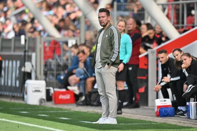 Thomas Oostendorp ( 1.FC Nürnberg, Trainer) beobachtet das Spiel, 30.09.2023, Leverkusen (Deutschland), Fussball,google Pixel Frauenbundesliga - bayer 04 Leverkusen - 1.FC Nürnberg, DFB DFL REGULATIONS PROHIBIT ANY USE OF PHOTOGRAPHS AS IMAGE SEQUENCES AND OR QUASI-VIDEO.