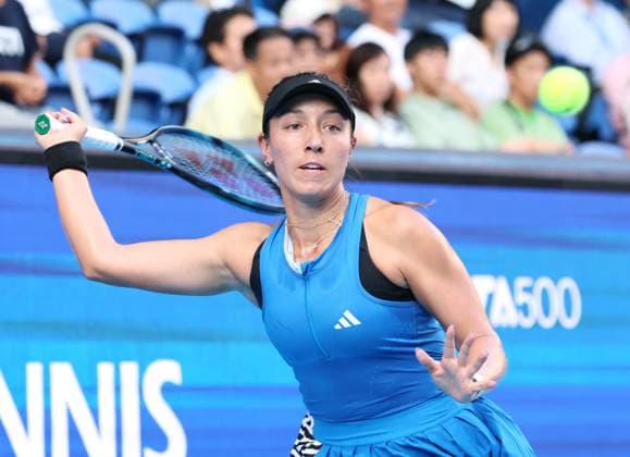 September 30, 2023, Tokyo, Japan - Jessica Pegula of the United States returns the ball against Maria Sakkari of Greece during the semi final match of the Toray Pan Pacific Open tennis tournament at the Ariake Colosseum in Tokyo on Saturday, September 30, 2023. (photo by Yoshio Tsunoda AFLO) Noxthirdxpartyxsales  (0306436655st)