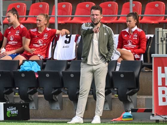 Thomas Oostendorp (1. FC Nuernberg, Trainer) muss viel justieren. Bayer 04 Leverkusen vs. 1. FC Nuernberg, Fussball, Google Pixel Frauen-Bundesliga, 02. Spieltag, Saison 2023 2024, 30.09.2023 DFL REGULATIONS PROHIBIT ANY USE OF PHOTOGRAPHS AS IMAGE SEQUENCES AND OR QUASI-VIDEO Bayer 04 Leverkusen vs. 1. FC Nuernberg, Fussball, Google Pixel Frauen-Bundesliga, 02. Spieltag, Saison 2023 2024, 30.09.2023 Leverkusen Copyright: xEibner-Pressefoto ThomasxHaeslerx EP_THR