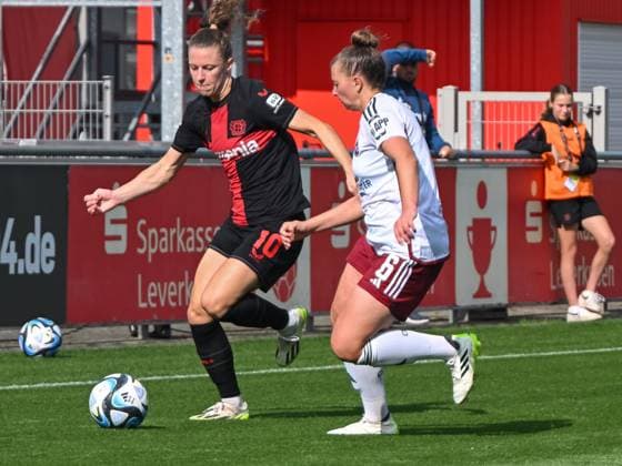 Synne Skinnes Hansen (Bayer 04 Leverkusen, 10) legt den Ball an Jessica May (1. FC Nuernberg, 06) vorbei. Bayer 04 Leverkusen vs. 1. FC Nuernberg, Fussball, Google Pixel Frauen-Bundesliga, 02. Spieltag, Saison 2023 2024, 30.09.2023 DFL REGULATIONS PROHIBIT ANY USE OF PHOTOGRAPHS AS IMAGE SEQUENCES AND OR QUASI-VIDEO Bayer 04 Leverkusen vs. 1. FC Nuernberg, Fussball, Google Pixel Frauen-Bundesliga, 02. Spieltag, Saison 2023 2024, 30.09.2023 Leverkusen Copyright: xEibner-Pressefoto ThomasxHaeslerx EP_THR