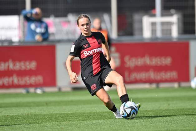 Sofie Zdebel (B04, 16) spielt den Ball, 30.09.2023, Leverkusen (Deutschland), Fussball,google Pixel Frauenbundesliga - bayer 04 Leverkusen - 1.FC Nürnberg, DFB DFL REGULATIONS PROHIBIT ANY USE OF PHOTOGRAPHS AS IMAGE SEQUENCES AND OR QUASI-VIDEO.