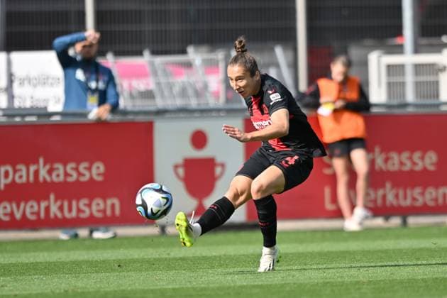 Sylwia Matysik (B04, 4) spielt den Ball nach vorne, 30.09.2023, Leverkusen (Deutschland), Fussball,google Pixel Frauenbundesliga - bayer 04 Leverkusen - 1.FC Nürnberg, DFB DFL REGULATIONS PROHIBIT ANY USE OF PHOTOGRAPHS AS IMAGE SEQUENCES AND OR QUASI-VIDEO.