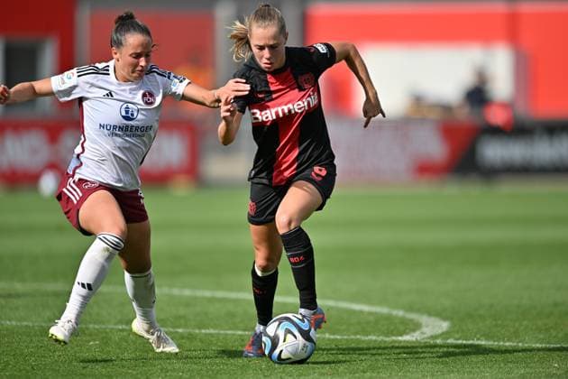 Janou Levels (B04 , 5) setzt sich im Zweikampf durch, 30.09.2023, Leverkusen (Deutschland), Fussball,google Pixel Frauenbundesliga - bayer 04 Leverkusen - 1.FC Nürnberg, DFB DFL REGULATIONS PROHIBIT ANY USE OF PHOTOGRAPHS AS IMAGE SEQUENCES AND OR QUASI-VIDEO.