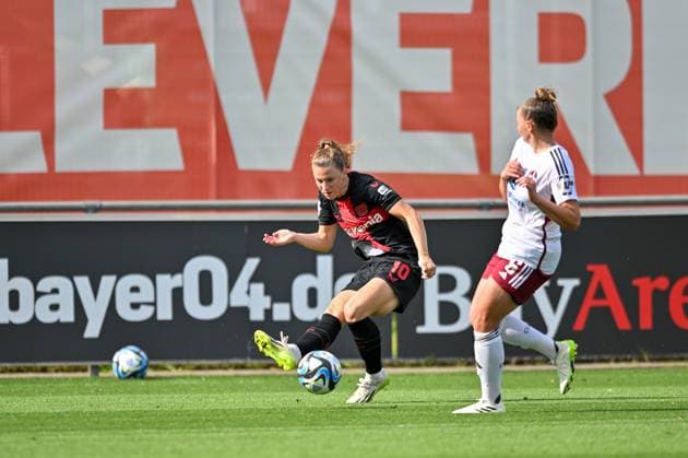 Synne Skinnes Hansen (B04, 10) spielt den Ball tief, 30.09.2023, Leverkusen (Deutschland), Fussball,google Pixel Frauenbundesliga - bayer 04 Leverkusen - 1.FC Nürnberg, DFB DFL REGULATIONS PROHIBIT ANY USE OF PHOTOGRAPHS AS IMAGE SEQUENCES AND OR QUASI-VIDEO.