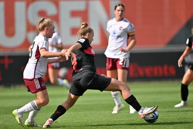 Nikola Karczewska (B04, 9) schirmt den Ball gegen Madeleine Steck (1.FC Nürnberg, 28) ab, 30.09.2023, Leverkusen (Deutschland), Fussball,google Pixel Frauenbundesliga - bayer 04 Leverkusen - 1.FC Nürnberg, DFB DFL REGULATIONS PROHIBIT ANY USE OF PHOTOGRAPHS AS IMAGE SEQUENCES AND OR QUASI-VIDEO.