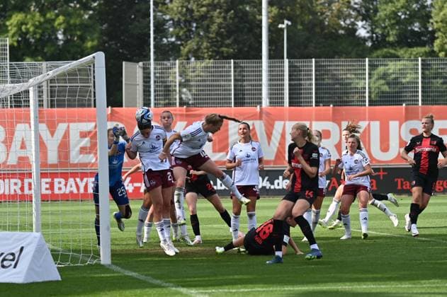 Chaos im Nürnberger Strafraum nach einem Eckball, 30.09.2023, Leverkusen (Deutschland), Fussball,google Pixel Frauenbundesliga - bayer 04 Leverkusen - 1.FC Nürnberg, DFB DFL REGULATIONS PROHIBIT ANY USE OF PHOTOGRAPHS AS IMAGE SEQUENCES AND OR QUASI-VIDEO.