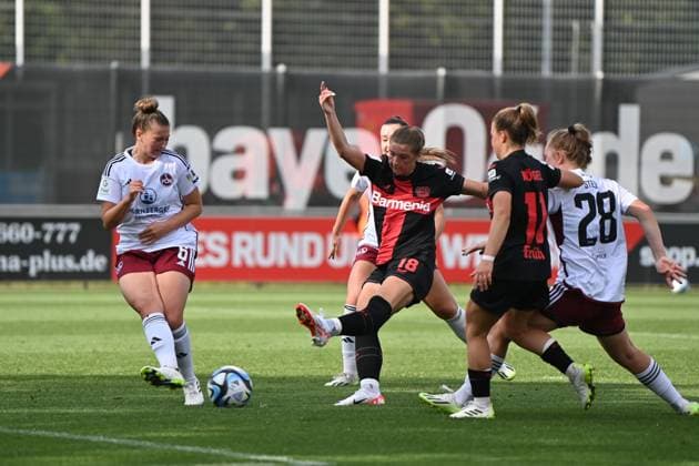 Karolina Lea Vilhjamsdottir (B04, 18) Torschuss, 30.09.2023, Leverkusen (Deutschland), Fussball,google Pixel Frauenbundesliga - bayer 04 Leverkusen - 1.FC Nürnberg, DFB DFL REGULATIONS PROHIBIT ANY USE OF PHOTOGRAPHS AS IMAGE SEQUENCES AND OR QUASI-VIDEO.