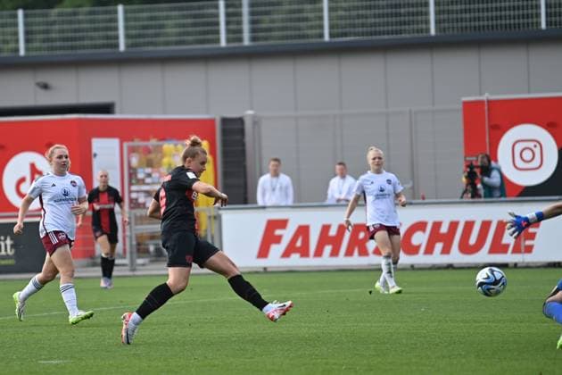 Nikola Karczewska (B04, 9) schiesst zum 4:0 - Hattrick, 30.09.2023, Leverkusen (Deutschland), Fussball,google Pixel Frauenbundesliga - bayer 04 Leverkusen - 1.FC Nürnberg, DFB DFL REGULATIONS PROHIBIT ANY USE OF PHOTOGRAPHS AS IMAGE SEQUENCES AND OR QUASI-VIDEO.