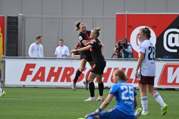 Jubel, Freuen, celebrate, happy, cheer , Goal Celebration Janou Levels (B04 , 5) mit Torschützin Nikola Karczewska (B04, 9), 30.09.2023, Leverkusen (Deutschland), Fussball,google Pixel Frauenbundesliga - bayer 04 Leverkusen - 1.FC Nürnberg, DFB DFL REGULATIONS PROHIBIT ANY USE OF PHOTOGRAPHS AS IMAGE SEQUENCES AND OR QUASI-VIDEO.