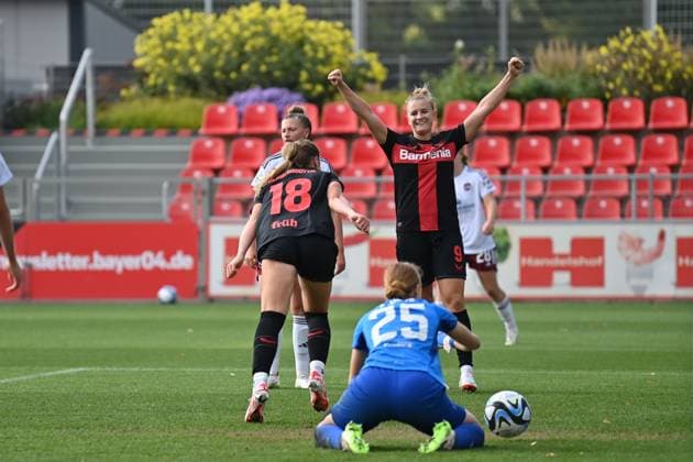 Karolina Lea Vilhjamsdottir (B04, 18) und Nikola Karczewska (B04, 9) bejubeln das 5:0 - alle 5 Tore von beiden Spielerinnen zusammen erzielt, 30.09.2023, Leverkusen (Deutschland), Fussball,google Pixel Frauenbundesliga - bayer 04 Leverkusen - 1.FC Nürnberg, DFB DFL REGULATIONS PROHIBIT ANY USE OF PHOTOGRAPHS AS IMAGE SEQUENCES AND OR QUASI-VIDEO.