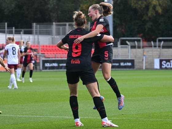Janou Levels (Bayer 04 Leverkusen, 05) springt Nikola Karczewska (Bayer 04 Leverkusen, 09) jubelnd in die Arme nach dem Tor zum 4:0. Bayer 04 Leverkusen vs. 1. FC Nuernberg, Fussball, Google Pixel Frauen-Bundesliga, 02. Spieltag, Saison 2023 2024, 30.09.2023 DFL REGULATIONS PROHIBIT ANY USE OF PHOTOGRAPHS AS IMAGE SEQUENCES AND OR QUASI-VIDEO Bayer 04 Leverkusen vs. 1. FC Nuernberg, Fussball, Google Pixel Frauen-Bundesliga, 02. Spieltag, Saison 2023 2024, 30.09.2023 Leverkusen Copyright: xEibner-Pressefoto ThomasxHaeslerx EP_THR