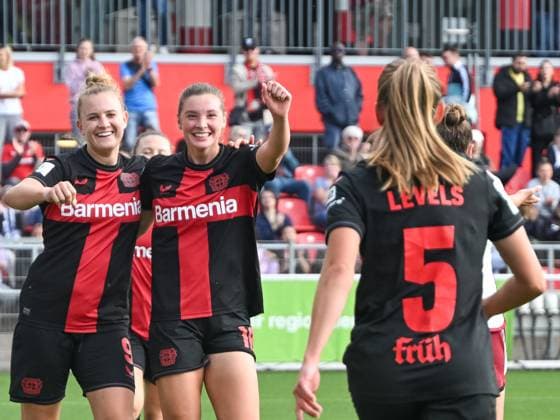 Nikola Karczewska (Bayer 04 Leverkusen, 09) und die Torschuetzin zum 5:0 Karolina Lea Vilhjalmsdottir (Bayer 04 Leverkusen, 18) laufen jubelnd auf die Flankengeberin Janou Levels (Bayer 04 Leverkusen, 05) zu. Bayer 04 Leverkusen vs. 1. FC Nuernberg, Fussball, Google Pixel Frauen-Bundesliga, 02. Spieltag, Saison 2023 2024, 30.09.2023 DFL REGULATIONS PROHIBIT ANY USE OF PHOTOGRAPHS AS IMAGE SEQUENCES AND OR QUASI-VIDEO Bayer 04 Leverkusen vs. 1. FC Nuernberg, Fussball, Google Pixel Frauen-Bundesliga, 02. Spieltag, Saison 2023 2024, 30.09.2023 Leverkusen Copyright: xEibner-Pressefoto ThomasxHaeslerx EP_THR
