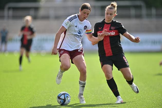 Zweikampf, Spielszene, Duell, duel, tackle, tackling, Dynamik, Action, Lara Schmidt (1.FC Nürnberg, 27) Nikola Karczewska (B04, 9), 30.09.2023, Leverkusen (Deutschland), Fussball,google Pixel Frauenbundesliga - bayer 04 Leverkusen - 1.FC Nürnberg, DFB DFL REGULATIONS PROHIBIT ANY USE OF PHOTOGRAPHS AS IMAGE SEQUENCES AND OR QUASI-VIDEO.