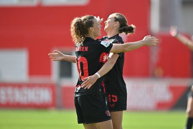 Jubel, Freuen, celebrate, happy, cheer , Goal Celebration Synne Skinnes Hansen (B04, 10) mit Torschützin Eva van Deursen (B04, 15), 30.09.2023, Leverkusen (Deutschland), Fussball,google Pixel Frauenbundesliga - bayer 04 Leverkusen - 1.FC Nürnberg, DFB DFL REGULATIONS PROHIBIT ANY USE OF PHOTOGRAPHS AS IMAGE SEQUENCES AND OR QUASI-VIDEO.