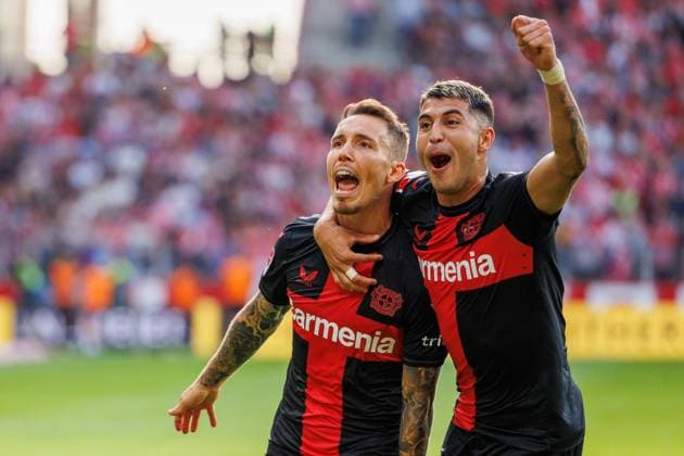 Sport Themen der Woche KW39 Sport Bilder des Tages DFL, 1. Fussball Bundesliga, 6. Spieltag, 1. FSV Mainz 05 - Bayer 04 Leverkusen, Mainz, 30.09.2023 Alejandro Grimaldo (Bayer 04 Leverkusen 20) mit dem 0:2 per direktem Freistoss; Jubel; Torjubel; Partie vom 6. Spieltag der 1. Fussball Bundesliga zwischen dem 1. FSV Mainz 05 und Bayer 04 Leverkusen in der MEWA Arena in Mainz Fotograf: Stephan Hahne DFL regulations prohibit any use of photographs as image sequences and or quasi-video. *** DFL, 1 Football Bundesliga, Matchday 6, 1 FSV Mainz 05 Bayer 04 Leverkusen, Mainz, 30 09 2023 Alejandro Grimaldo Bayer 04 Leverkusen 20 with the 0 2 by direct free kick celebration goal celebration match of matchday 6 of the 1 Football Bundesliga between 1 FSV Mainz 05 and Bayer 04 Leverkusen at the MEWA Arena in Mainz photographer Stephan Hahne DFL regulations prohibit any use of photographs as image sequences and or quasi video Copyright: xBEAUTIFULxSPORTS Hahnex
