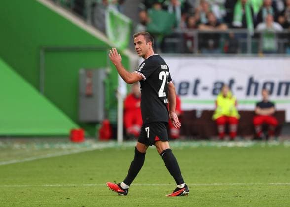 VfL vs. Frankfurt, 1. BL Wolfsburg, 30.09.2023, FUßBALL - VfL Wolfsburg vs. Eintracht Frankfurt, 1. BL, Saison 2023 24. Mario Götze (Eintracht Frankfurt) nach der gelb-roten Karte auf dem Weg in die Kabine. Wolfsburg