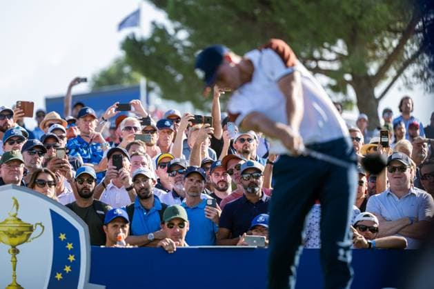 230930 Spectators watch Ludvig Aberg of Team Europe on the fourteenth tee in a fourball match during day 2 of the Ryder Cup on September 30, 2023 in Rome. Photo: Mathias Bergeld BILDBYRAN kod MB MB0737 golf ryder cup day 2 bbeng foursome publik Copyright: MATHIASxBERGELD BB230930MB051
