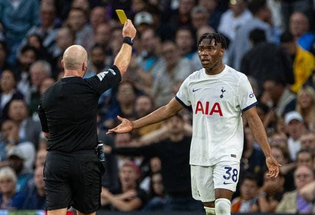 Sport Themen der Woche KW39 Sport Bilder des Tages Football - FA Premier League - Tottenham Hotspur FC v Liverpool FC LONDON, ENGLAND - Saturday, September 30, 2023: Tottenham Hotspur s Destiny Udogie is only shown a yellow card after a horrific challenge on Cody Gakpo during the FA Premier League match between Tottenham Hotspur FC and Liverpool FC at the Tottenham Hotspur Stadium. LONDON Tottenham Hotspur Stadium GREATER LONDON ENGLAND  Copyright: xDavidxRawcliffex P2023-09-30-Tottenham_Liverpool-50