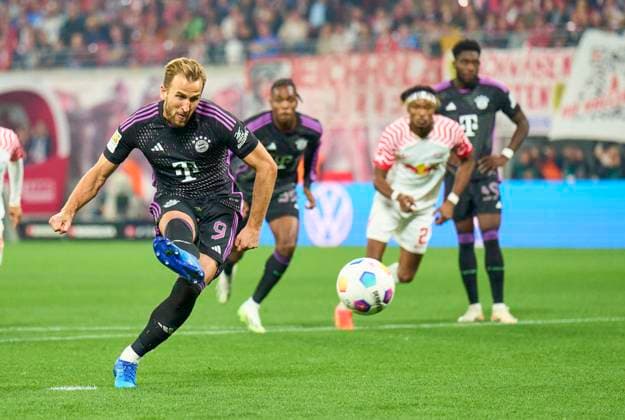 Sport Themen der Woche KW39 Sport Bilder des Tages Harry Kane, FCB 9 scores, shoots goal , Tor, Treffer, Torschuss, 2-1, 11m penalty in the match RB LEIPZIG - FC BAYERN MÜNCHEN on Sept 30, 2023 in Leipzig, Germany. Season 2023 2024, 1.Bundesliga, FCB, Munich, matchday 6, 6.Spieltag