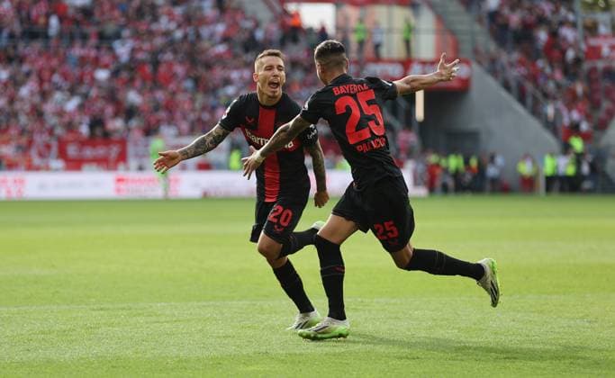 30.09.2023, Fussball Bundesliga, 1. FSV Mainz 05 - Bayer 04 Leverkusen, emonline, emspor, v.l., Torjubel zum 0:2 durch Alejandro Grimaldo (Bayer 04 Leverkusen), Goal celebration, celebrate the goal DFL DFB REGULATIONS PROHIBIT ANY USE OF PHOTOGRAPHS AS IMAGE SEQUENCES AND OR QUASI-VIDEO. xdcx Copyright: HMBxMedia Claus