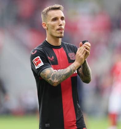 30.09.2023, Fussball Bundesliga, 1. FSV Mainz 05 - Bayer 04 Leverkusen, emonline, emspor, v.l., Alejandro Grimaldo (Bayer 04 Leverkusen) bedankt sich bei den Fans, bedanken, Dank, Mannschaft nach dem Spiel, after the match, bedankt sich bei den Fans, applauds the fans DFL DFB REGULATIONS PROHIBIT ANY USE OF PHOTOGRAPHS AS IMAGE SEQUENCES AND OR QUASI-VIDEO. xdcx Copyright: HMBxMedia Claus