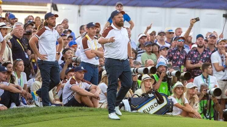 ROM 2023-09-30 Dag 2 Foursome Tjaffs pa 18e green. Matchen mellan McIlroy Fitzpatrick och Cantlay Clark skulle avgöras pa det sista halet. När USA hade puttat färdigt började de att fira innan Europa hade puttat, detta upprörde Shane Lowry, Irland, som tog nagra bestämda steg in pa green och talade om vad han tyckte om tilltaget. Foto Christer Höglund TT kod 40750 Rom Italien GOLF x40750x