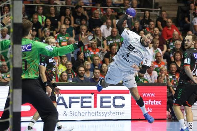 Sport Themen der Woche KW39 Sport Bilder des Tages 30.09.2023, xgox, Handball - Liqui Moly HBL, SC Magdeburg - THW Kiel emspor, v.l. Domagoj Duvnjak (Kiel, 4) wirft Tor, Torschuetze, erzielt Tor, Treffer, scores the goal Magdeburg *** 30 09 2023, xgox, handball Liqui Moly HBL, SC Magdeburg THW Kiel emspor, v l Domagoj Duvnjak Kiel, 4 throws goal, goalkeeper, scores goal, scores the goal Magdeburg