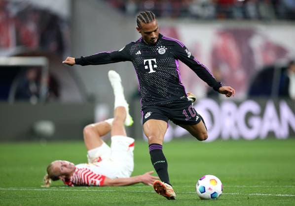 Sport Themen der Woche KW39 Sport Bilder des Tages 30.09.2023, Fussball 1. Bundesliga 2023 2024, 6. Spieltag, RB Leipzig - FC Bayern München, in der Red Bull Arena Leipzig. Tor zum 2:2, (L-R) Xaver Schlager (RB Leipzig) gegen Torschütze Leroy Sane (Bayern München) ***DFL and DFB regulations prohibit any use of photographs as image sequences and or quasi-video.*** *** 30 09 2023, Football 1 Bundesliga 2023 2024, Matchday 6, RB Leipzig FC Bayern Munich, at Red Bull Arena Leipzig Goal to 2 2, L R Xaver Schlager RB Leipzig vs scorer Leroy Sane Bayern Munich DFL and DFB regulations prohibit any use of photographs as image sequences and or quasi video