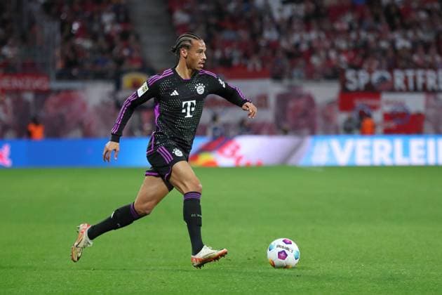 1. Bundesliga: RB Leipzig vs. FC Bayern Muenchen, 30.09.23 Leroy Sane (10, FC Bayern) Fussball, 1. Bundesliga, Saison 2023 2024, 6. Spieltag: RB Leipzig vs. FC Bayern Muenchen am 30.09.23 in der Red Bull Arena, Leipzig. DFL REGULATIONS PROHIBIT ANY USE OF PHOTOGRAPHS AS IMAGE SEQUENCES AND OR QUASI-VIDEO. Copyright: xBEAUTIFULxSPORTS JanxKaeferx