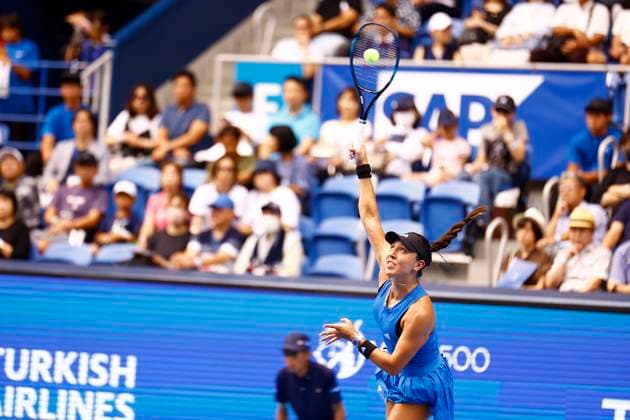 October 1, 2023, Tokyo, Japan: Jessica PEGULA (USA) serves against Veronika KUDERMETOVA (RUS) during the singles final match of the Toray Pan Pacific Open Tennis Tournament 2023 at the Ariake Coliseum. The tournament is held from September 25 to October 1st. Tokyo Japan - ZUMAm191 20231001_aap_m191_002 Copyright: xRodrigoxReyesxMarinx